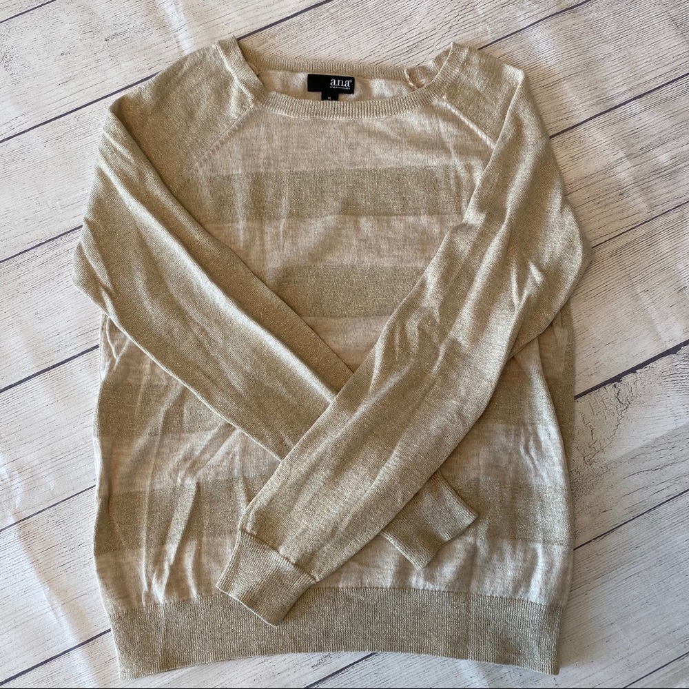 ☀️Ana gold and cream crew neck sweater.